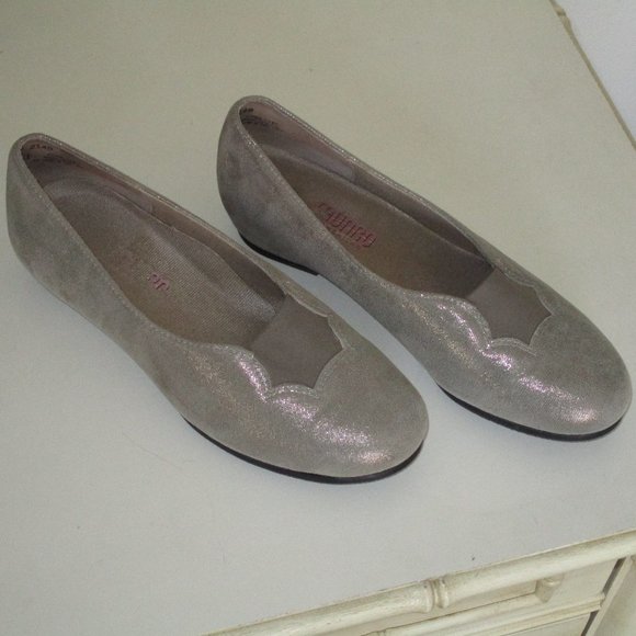 Munro American Womens Taupe Shimmer Ballet Flat - Size 6W - Picture 5 of 9